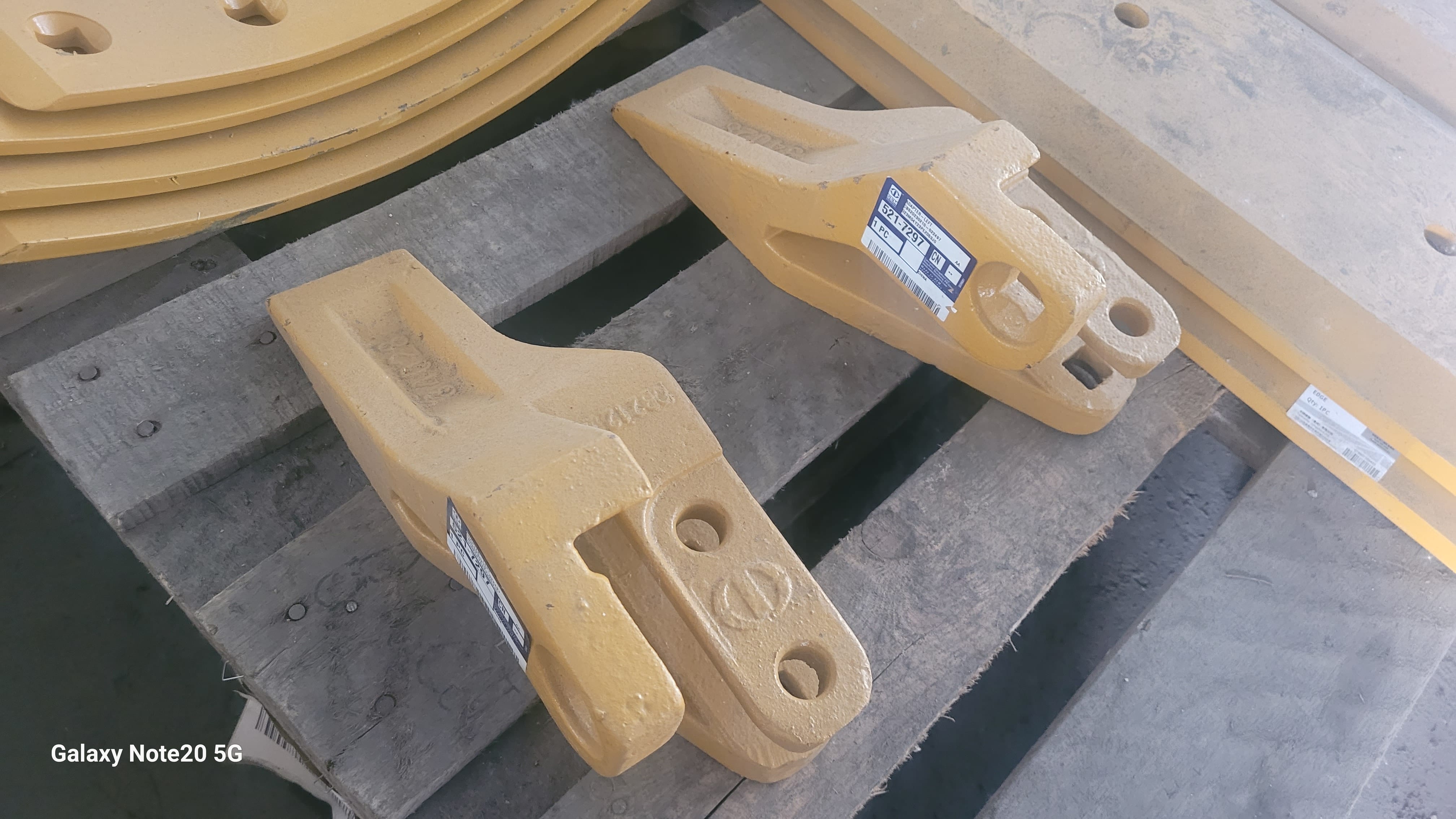 Зуб ковша левый SEM655 Z510010882