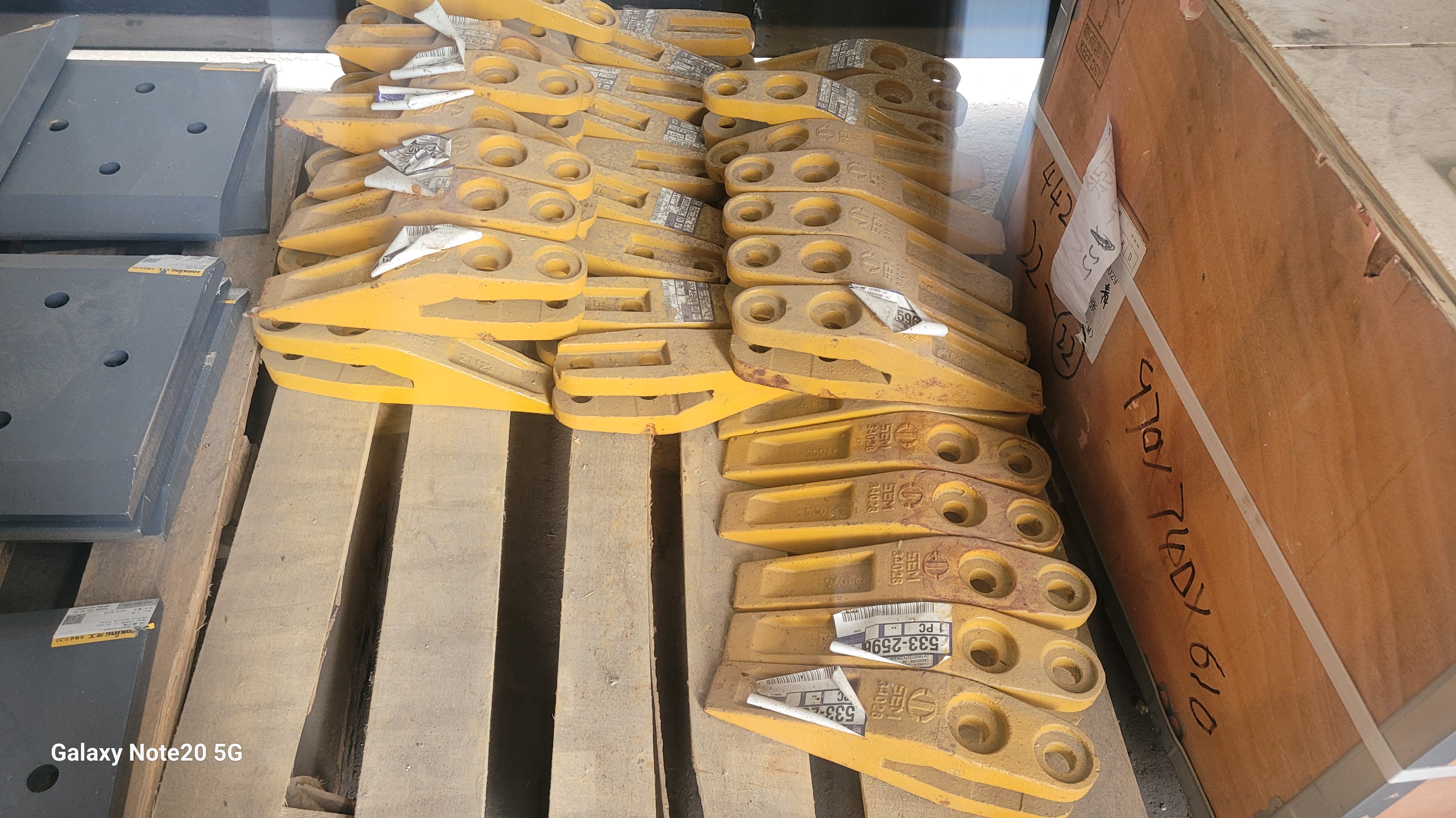 Зуб средний ковша стандартного SEM636